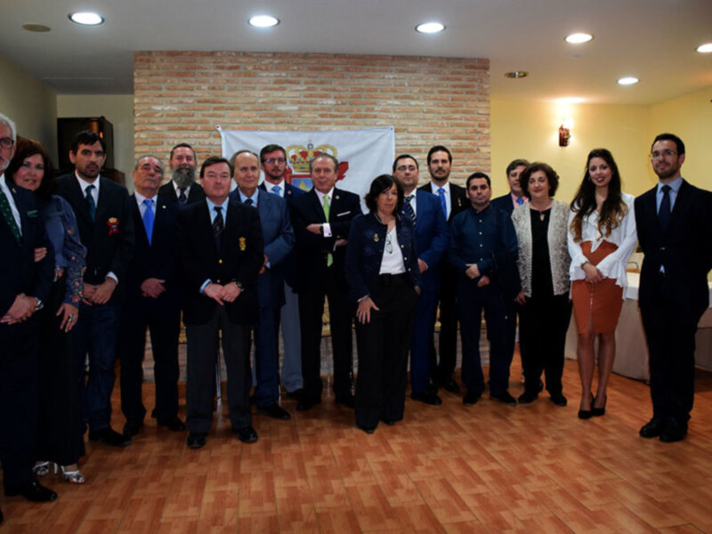 El Hermano Mayor de la Pastora y Santa Marina con decorado como caballero de la Hermandad Nacional Monárquica de España.