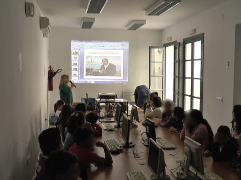 Alumnos del colegio Príncipe Felipe asisten a un taller en la biblioteca municipal sobre el autor Fernando Quiñones