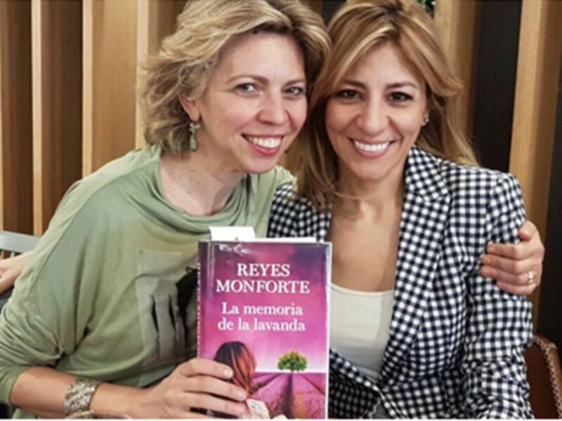 Hoy la periodista Marina Bernal presenta la novela de la también periodista y escritora Reyes Monforte "La memoria de la Lavanda"