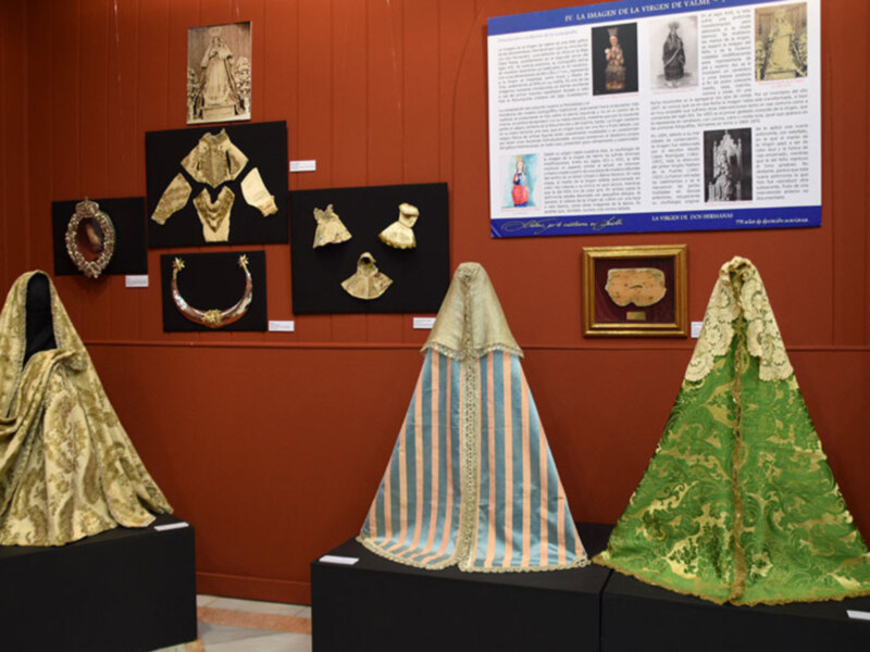 La ciudad de Dos Hermanas expone en el mercantil los enseres de la Hermandad del Valme.