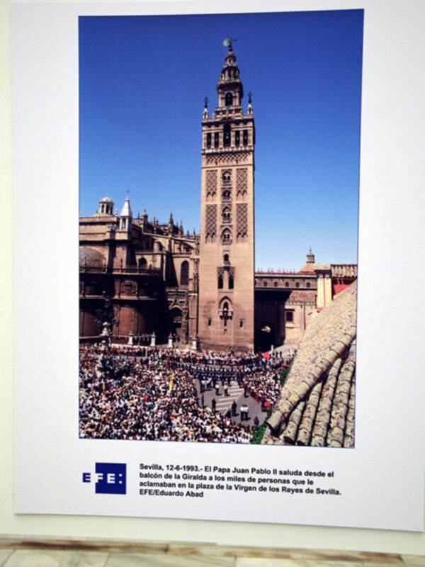 Muestra fotográfica de un santo en Sevilla.