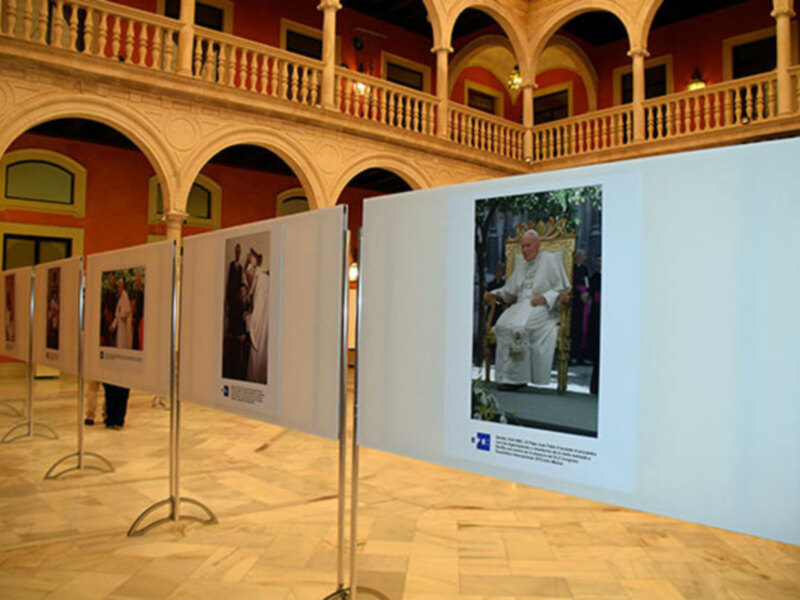 25 años de las huellas del Papa en Sevilla, la exposición en la Fundación Cajasol.