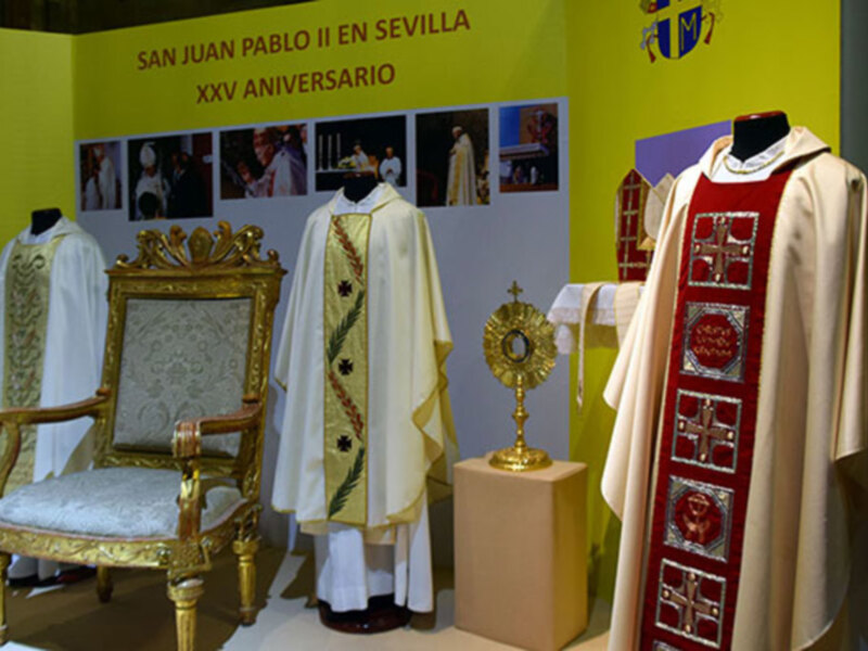 Exposición de los enseres del Papa Juan Pablo II en Sevilla.