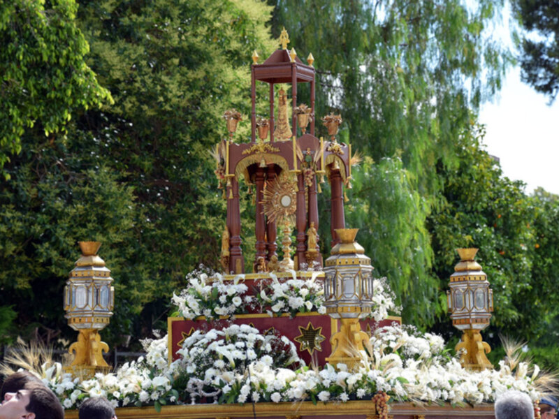 El Santísimo Sacramento recorrió el acuartelamiento de Tablada en Sevilla.