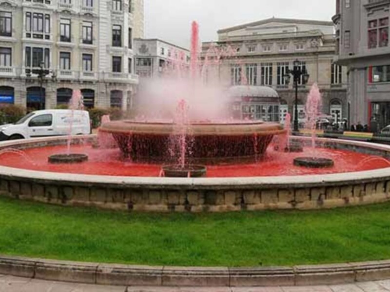 Fuentes de Oviedo se tiñen para conmemorar el Día Mundial del Donante de Sangre