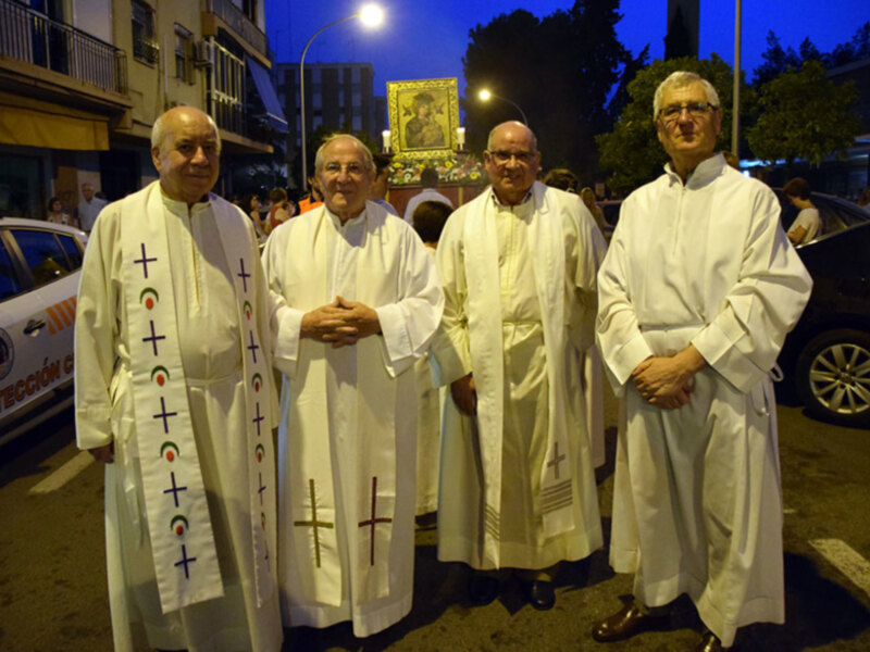 La feligresía del barrio de Nervión con su Virgen del Perpetuo Socorro.