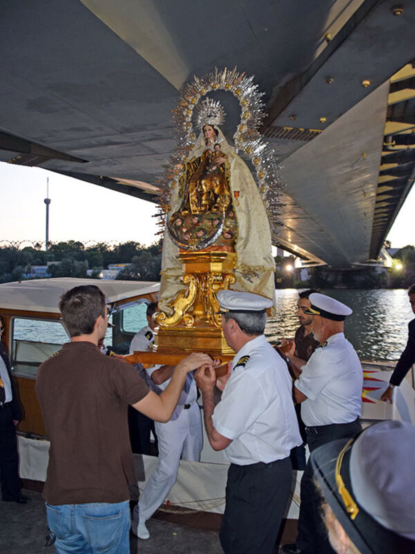 Desde el antiguo convento Carmelitas de Sevilla de Ntra. Sra. de Belén y la Cruz del Rodeo partió el traslado la virgen del Carmen de Calatrava para s