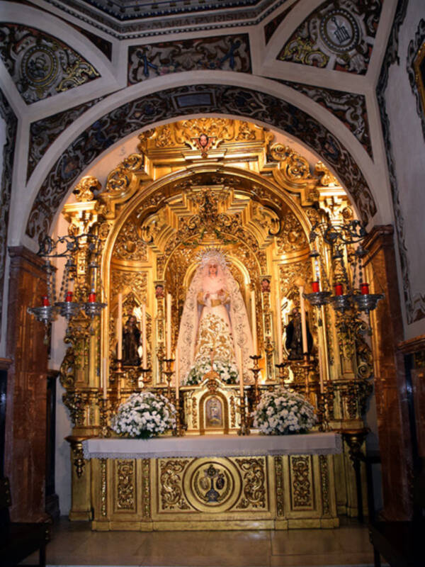La Virgen de la Soledad vestida de blanco