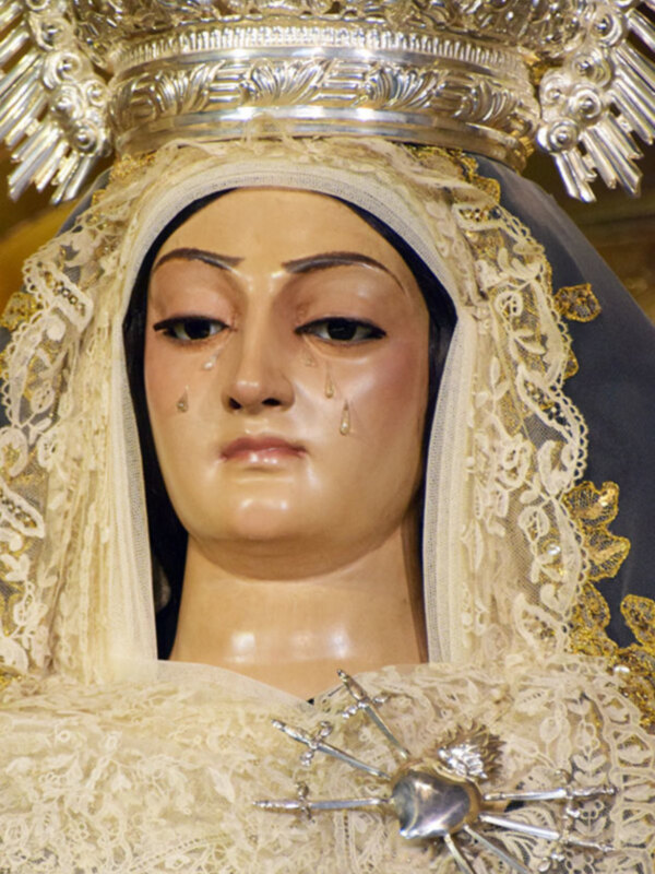 María Stma de los Dolores de Alcalá del Río vestida en tiempo estival.