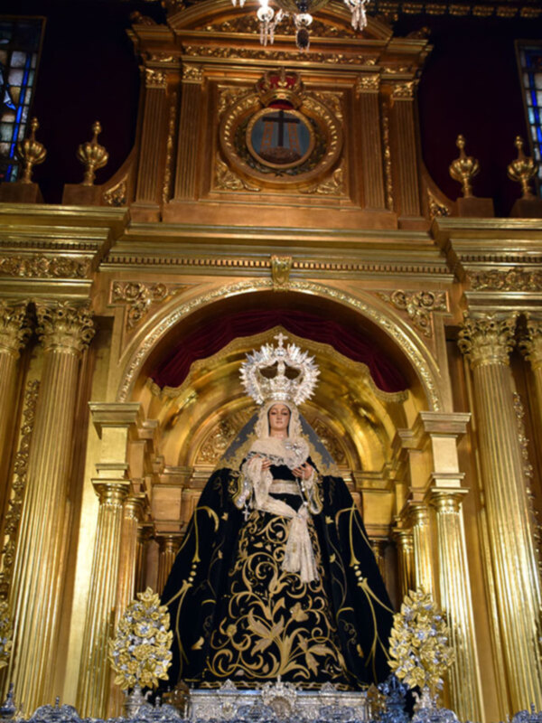 La Virgen de los Dolores de Alcalá del Río vestida en tiempo ordinario.