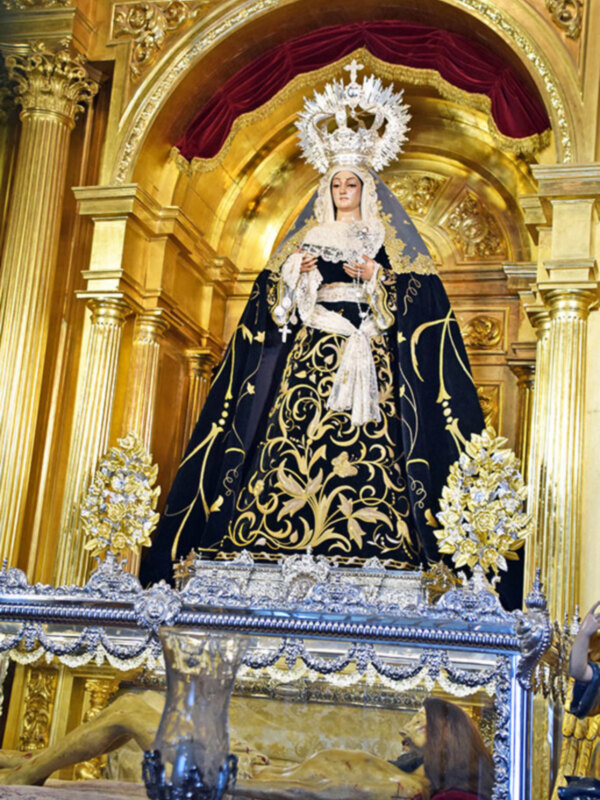 Ntra. Sra. de los Dolores vestida según la liturgia Ordinaria.
