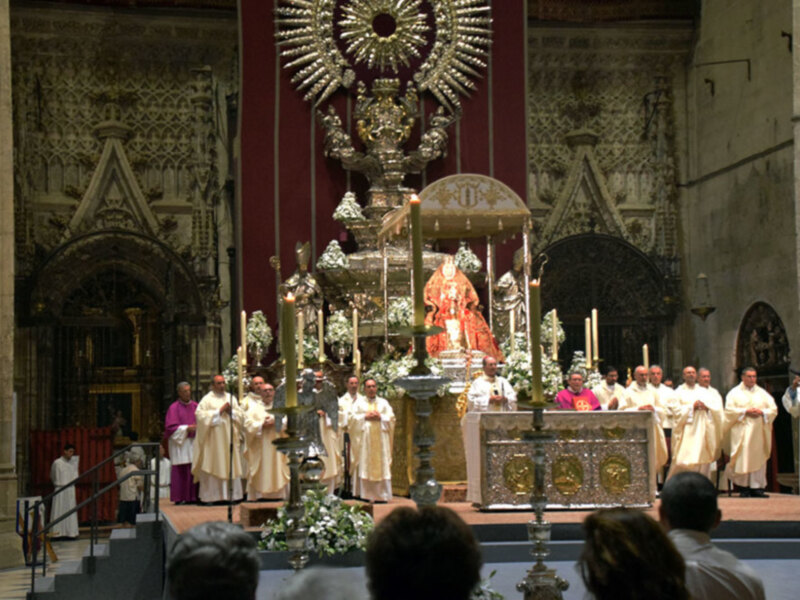 La Novena a la Virgen de los Reyes fue predicada por el Rvdo. Francisco Borja Medina Rector de la Basílica del Gran Poder.