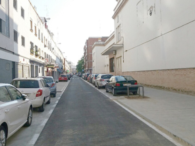 La nueva ordenación del espacio de la calle Niebla agrava el problema del aparcamiento ya que reduce la superficie de aparcamiento.