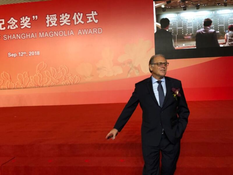 Fernando Arenzana Seisdedos ha recibido la condecoración Magnolia de Plata que otorga cada año la municipalidad de Shanghai (China)