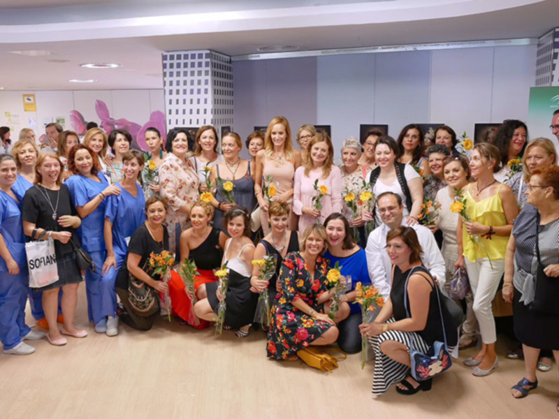 La fotógrafa Sevilla Karen Gajate junto a Sandra Ibarra.en inauguración Hospital Macarena Exposición Luz y Vida
