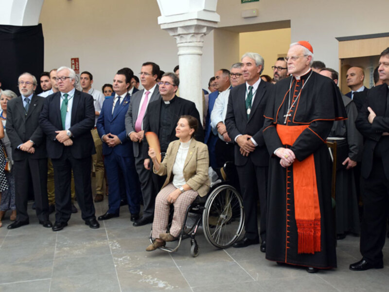 Inaugurado la exposición “Iuxta Crucem”: tesoro escondido de hermandades de la Vera-cruz y la exhibición internacional “Medallas, Cruces, Fotografía y