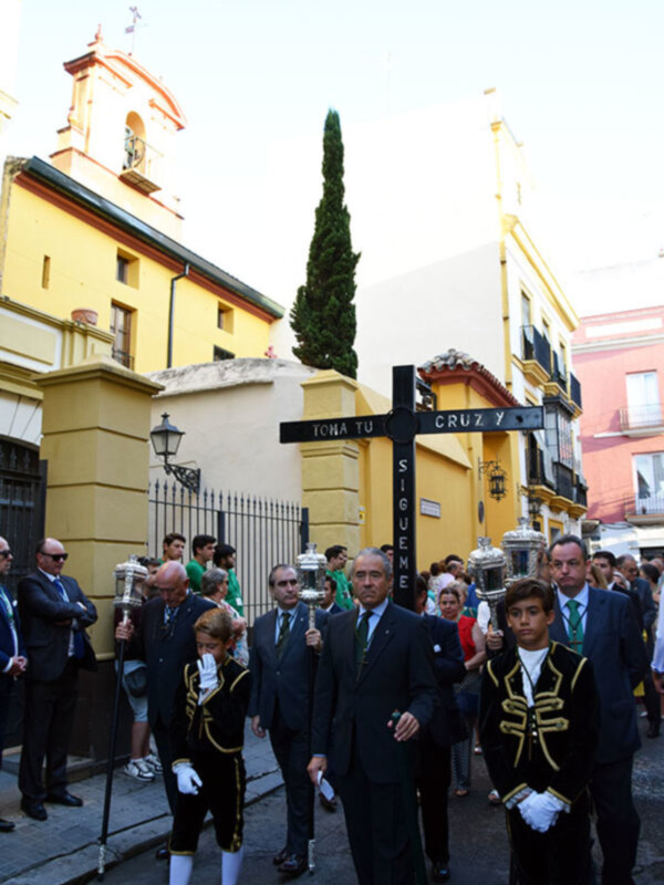 Cortejo de la Procesión del Lignum Crucis a la  Catedral hispalense.
