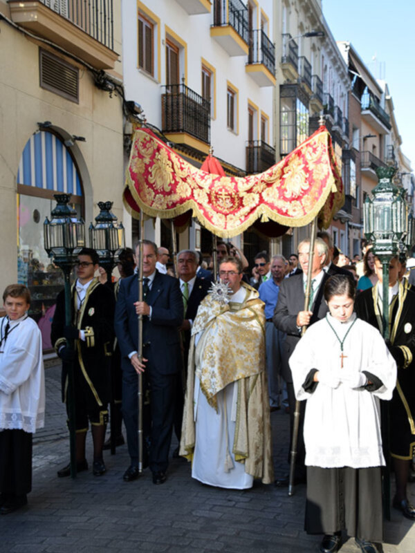 El Rvdo. Marcelino Manzano  Vílchez portó el Lignum Crucis en la procesión de Traslado