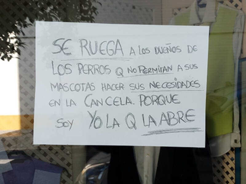 Mensaje de la propietaria de un comercio en Los Remedios a los propietarios de perros