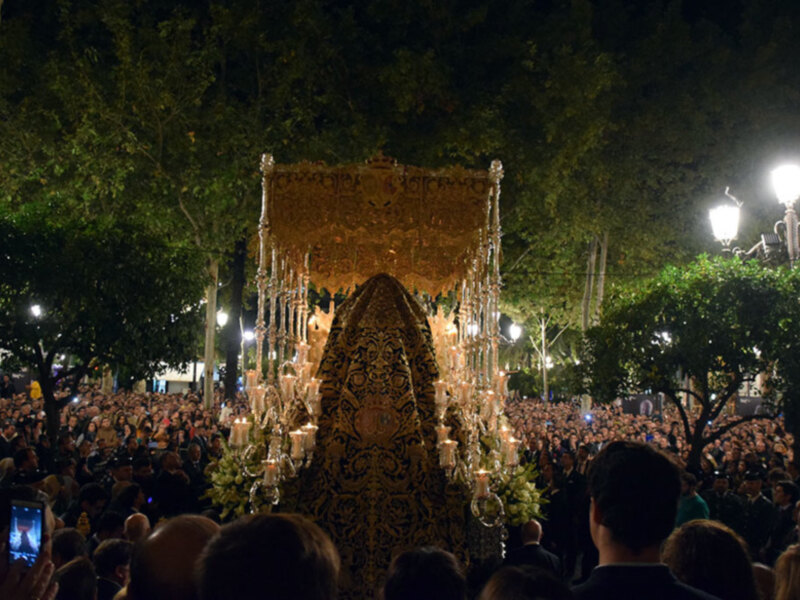 Sevilla y Triana con su Esperanza.