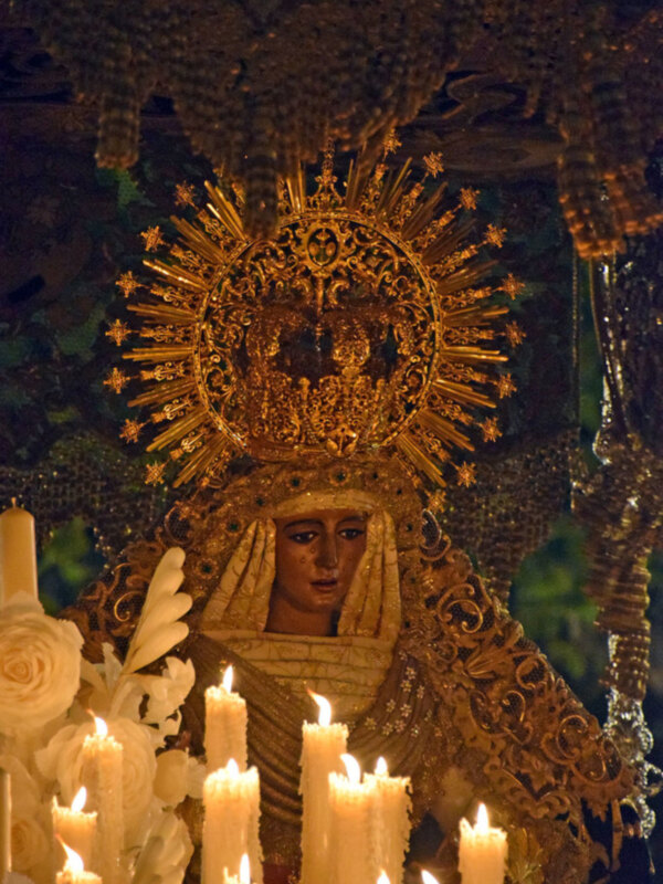 La Esperanza de Triana o la de Trianera despierta enorme devoción en su barrio y en toda la ciudad de la Giralda.