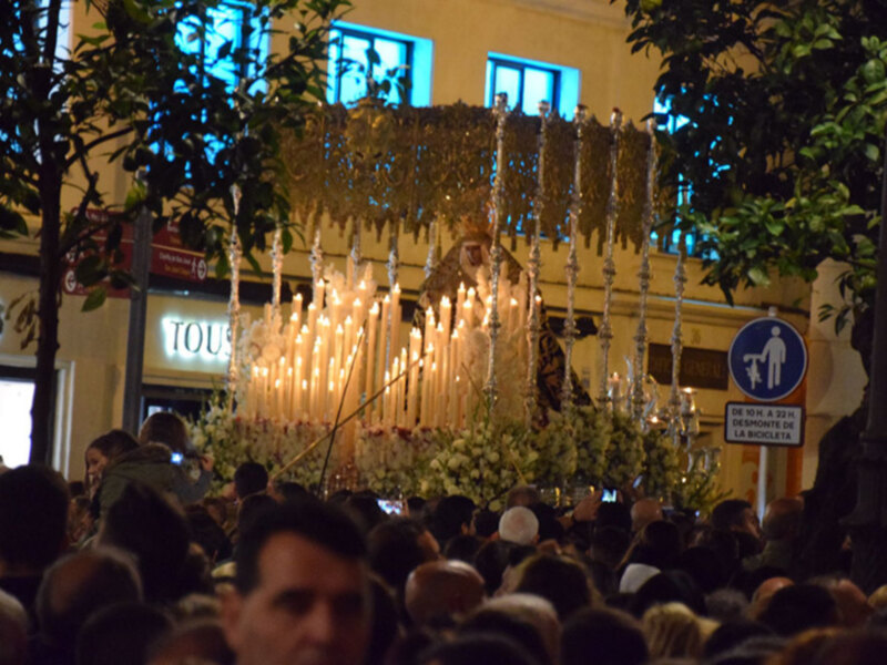 Salida extraordinaria de la Esperanza de Triana por su VI Centenario fundacional.