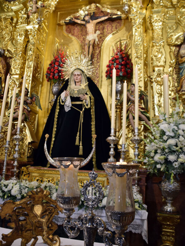 Imposición de la saya a la Virgen de la Soledad en el Templo de la Merced, Sevilla.