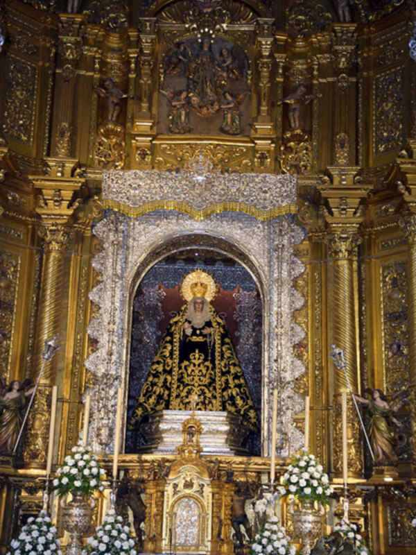 La Esperanza Macarena viste de negro en señal de luto durante el mes de noviembre.
