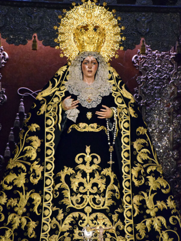 La tradición de vestir a la Macarena de luto en el mes de los difuntos.