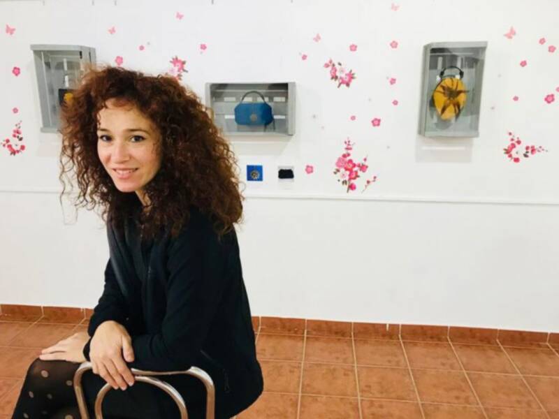 Candela Mar llena de color y originalidad El Chusco con su muestra de bolsos de inspiración japonesa