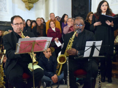EL Coro de la Universidad de Sevilla interpretó la Misa Góspel con la Banda de Jazz Hispalense.