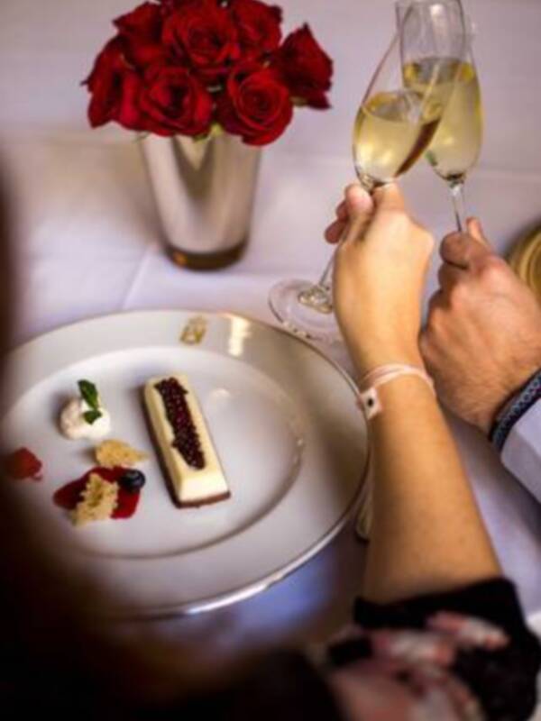 El Hotel Alfonso XIII  ha realizado un menú degustación para el día más romántico del año  y para ello nuestro chef, Brian Degain, ha creado una colec