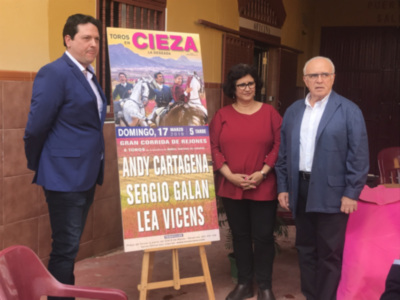 Una rematada corrida de rejones abre la temporada en Cieza