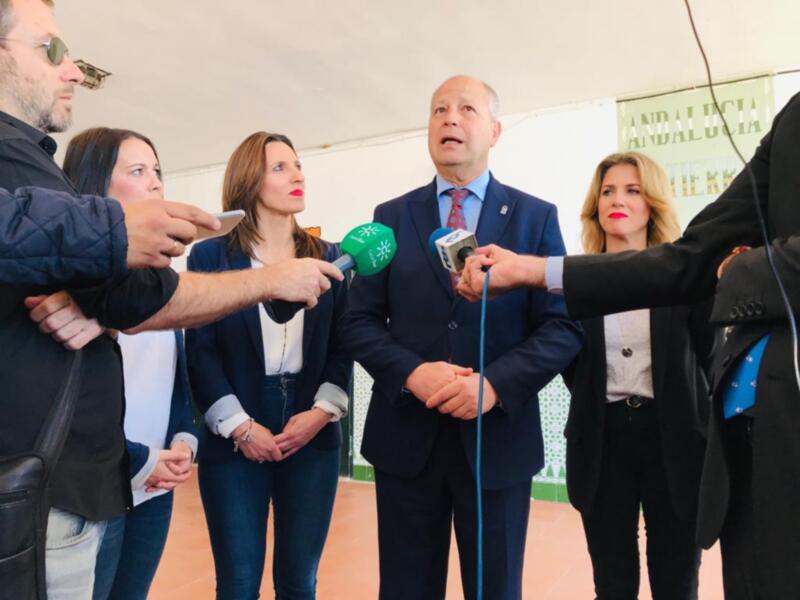 El consejero de Educación visita el colegio Los Argonáutas y califica su situación como una prioridad a la que se va a dar una respuesta