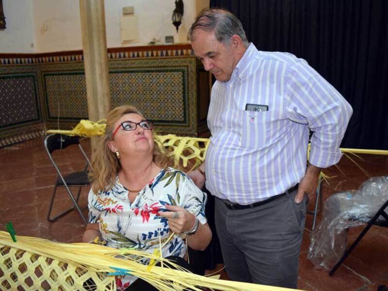 Andrés Martín  y su esposa, Rosa González los artífices de la técnica del rizado de la palma blanca.