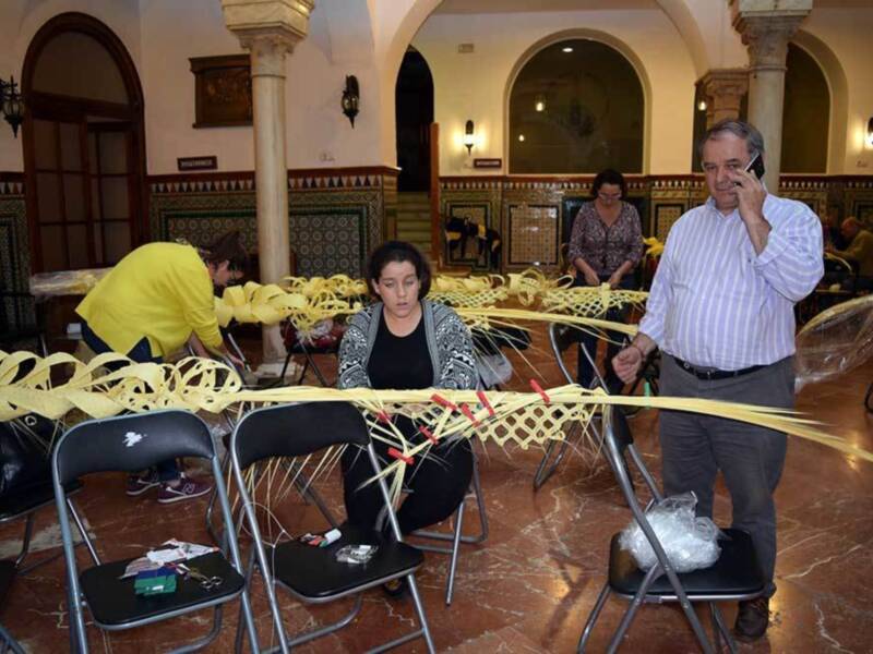 Taller de rizado de palmas  blancas en el Círculo mercantil de Sevilla.