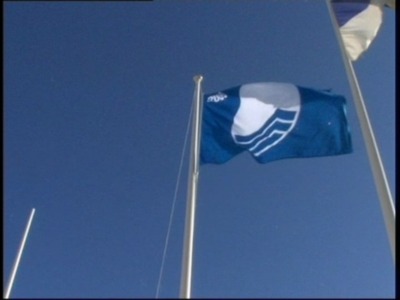 Cinco Banderas Azules ondearán este año en cuatro playas chipioneras y el puerto deportivo de la localidad