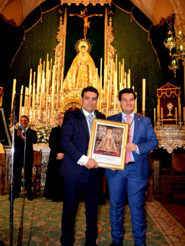 La Hermandad de la Vera-cruz celebró su XXI Exaltación en la Iglesia Parroquial de Santa María de la Asunción en Alcalá del Río.
