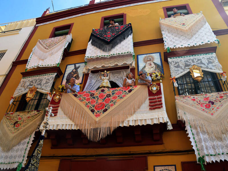 Triana se engalana para recibir a  Jesús Sacramentado.