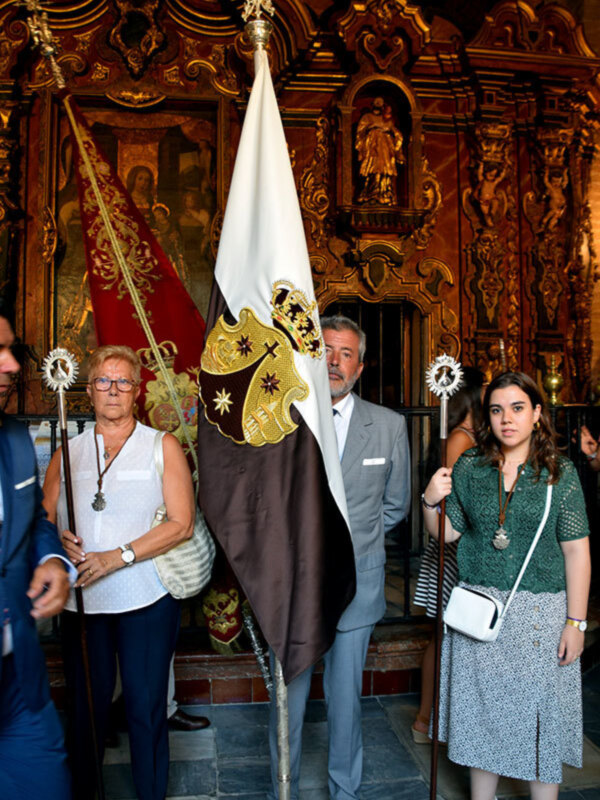 La Hermandad del Carmen de Santa Ana estrenó el escudo carmelita bordado de la bandera en su procesión 2019.