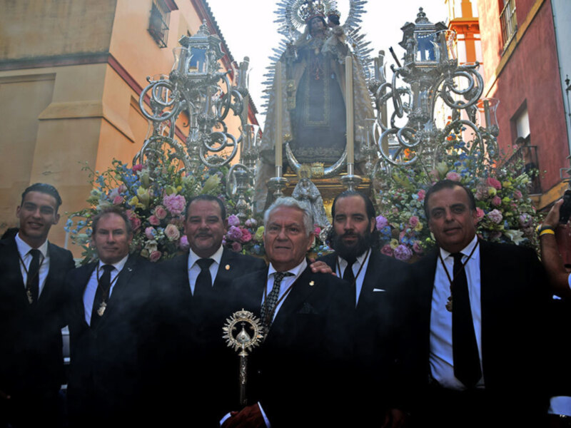 El barrio de Triana recibió a la Virgen del Carmen de Santa Ana.
