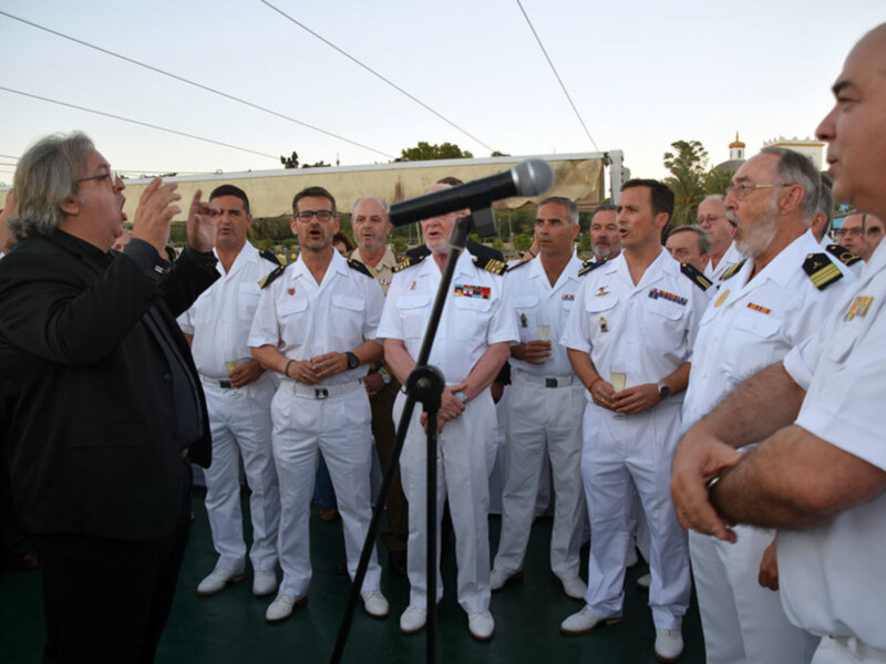 Un grupo de oficiales y marinero de la armada entonó la “Oración al Ocaso” en el barco “Luna de Sevilla”