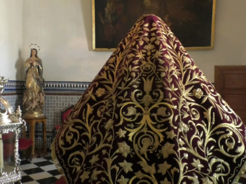 La Virgen de Regla lucirá el 9 de septiembre en el besamanos su manto rojo restaurado y exhibido ahora frente a la tienda de recuerdos