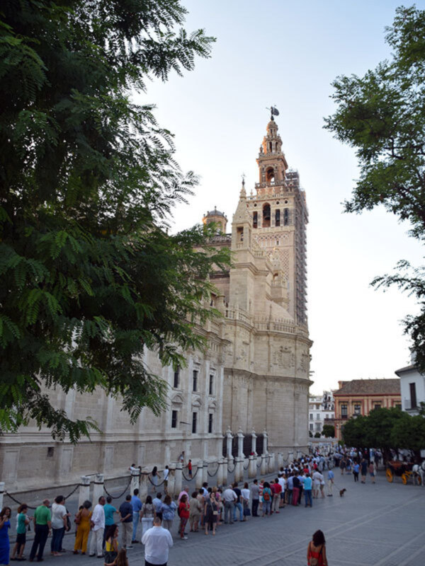 Cuando el reloj marcaba las diez de la noche, aún había una larga filas de colas de sevillanos para besar la mano de la patrona la Virgen de los Reyes