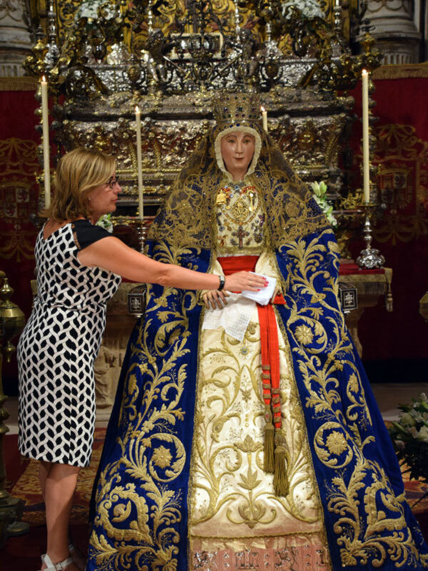 Comienzan los cultos del mes de Agosto en honor a la Virgen de los Reyes con el primero de sus dos besamanos