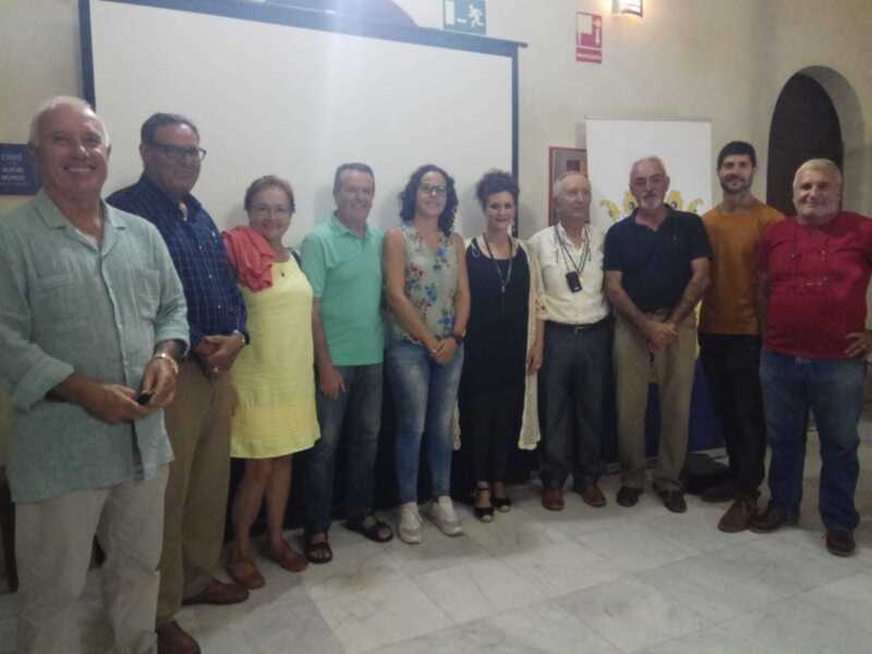 El Castillo se llenó de público para conocer como fueron los orígenes del turismo en Chipiona en la conferencia que ofreció el cronista de la villa
