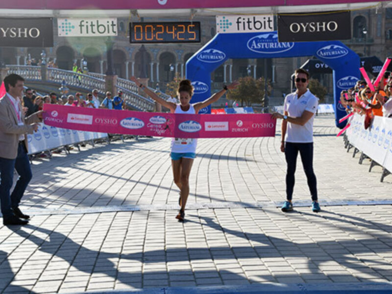 La sevillana Carolina Robles, con un tiempo de 24 minutos y 21 segundos, ha logrado hoy su tercera victoria en la Carrera de la Mujer de Sevilla.