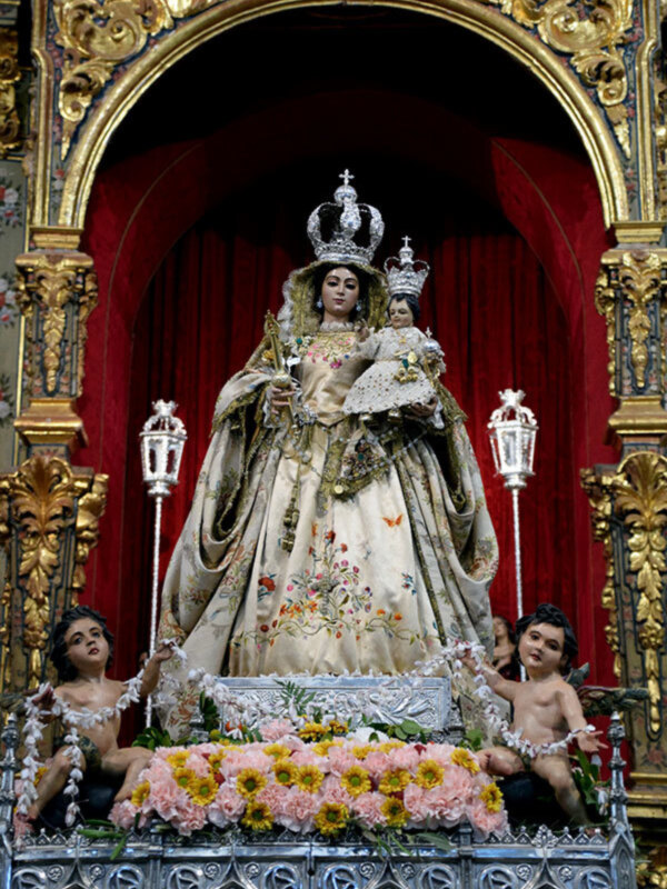 La Virgen del Monte volvió a su ermita, tras pasar vario meses en Cazalla para sus cultos y oraciones.