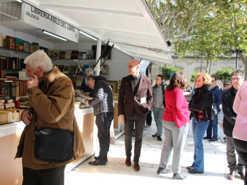 Feria del Libro Antiguo y de Ocasión, que hoy ha abierto sus puertas tras el pregón inaugural celebrado anoche, que corrió a cargo de Luis Alberto de