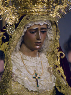 Día del sexagésimo quinto aniversario de su Coronación, de la Virgen de la Amargura en Besamanos.